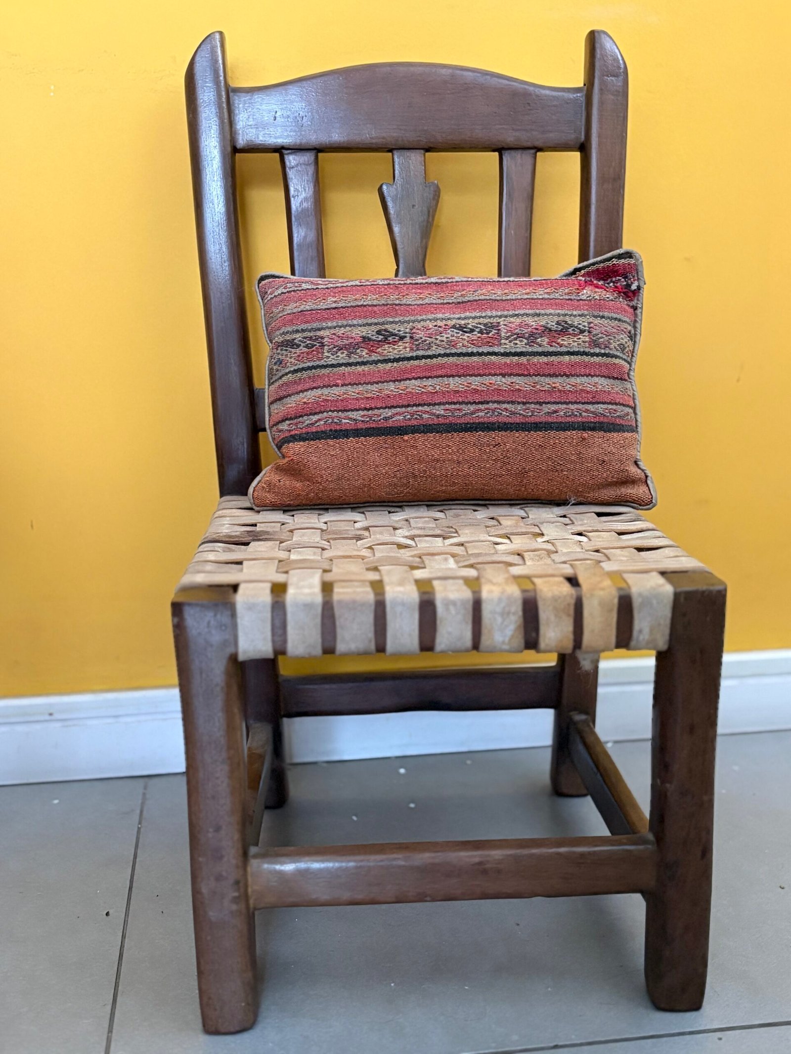 Dos pequeños almohadones de gran espesor histórico